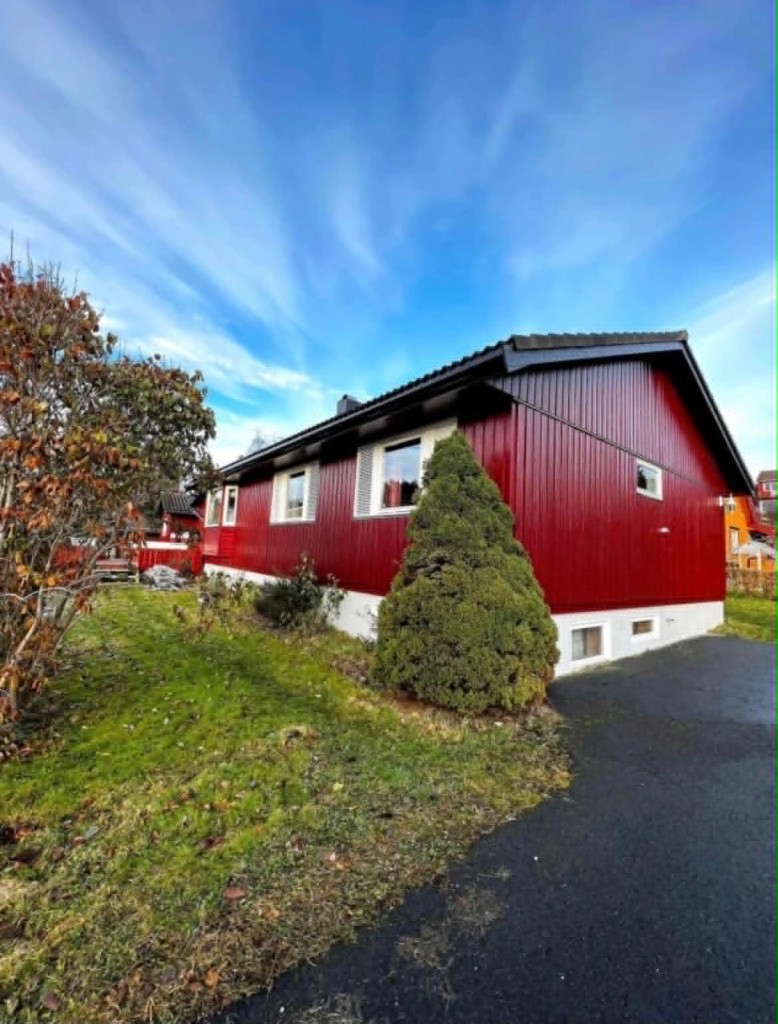 Enebolig med klassisk rød nymalt fasade